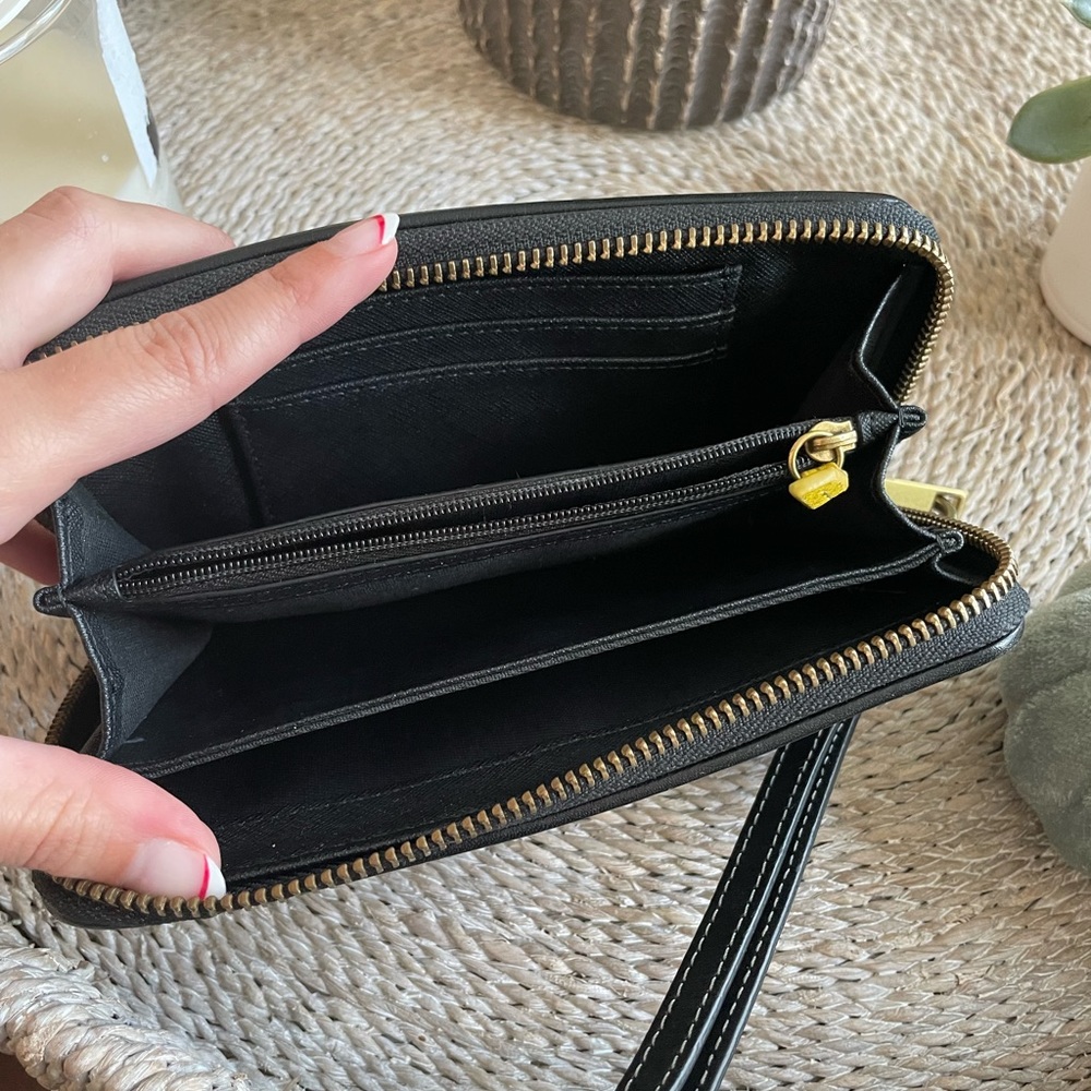 Fossil Green Wristlet/Wallet - Picture 3 of 3